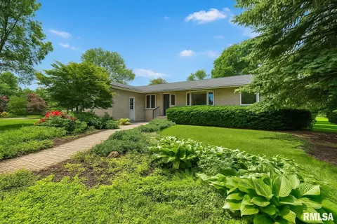 207 S 10th St, Fairbury, IL 61739