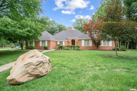416 W Ravinwoods Rd, Peoria, IL 61615
