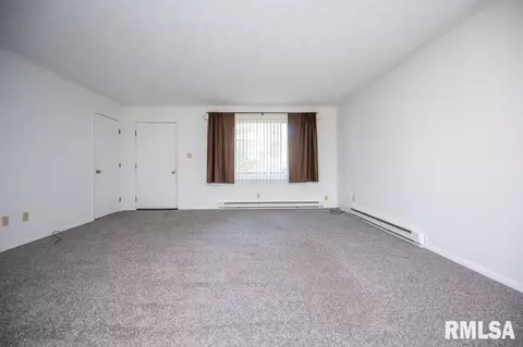 Living - 216 E Glendale St, Manito, IL 61546 photo 6 of 7
