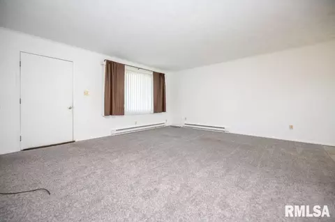 Living - 216 E Glendale St, Manito, IL 61546 photo 5 of 7