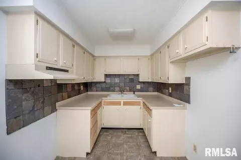 Kitchen - 216 E Glendale St, Manito, IL 61546 photo 1 of 2