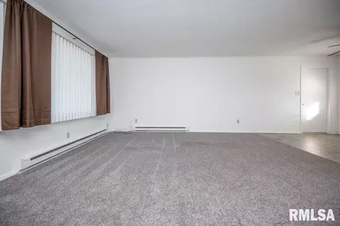 Living - 216 E Glendale St, Manito, IL 61546 photo 2 of 7