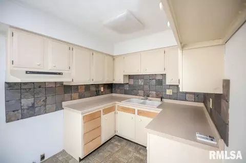Kitchen - 216 E Glendale St, Manito, IL 61546 photo 2 of 2