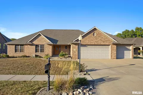 2727 Aspen Ct, Pekin, IL 61554