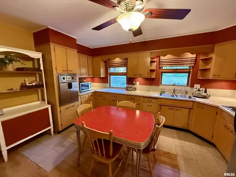 608 W Burton Ave, Eureka, IL 61530 photo 7
