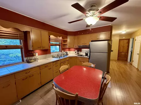 608 W Burton Ave, Eureka, IL 61530 photo 8
