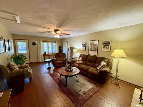 608 W Burton Ave, Eureka, IL 61530 photo 4