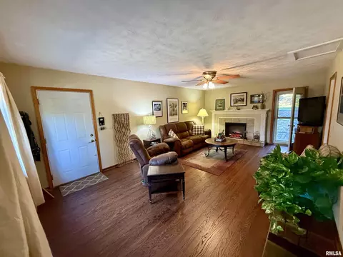 608 W Burton Ave, Eureka, IL 61530 photo 5