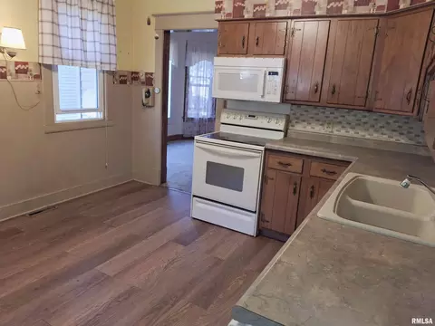 Kitchen - 283 W Walnut St, Canton, IL 61520 photo 1 of 2
