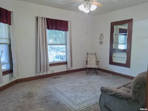 Living - 283 W Walnut St, Canton, IL 61520 photo 6 of 10
