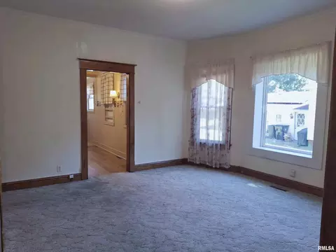 Living - 283 W Walnut St, Canton, IL 61520 photo 4 of 10