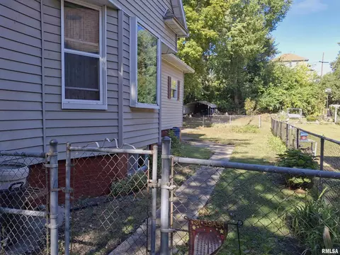 Exterior - 283 W Walnut St, Canton, IL 61520 photo 6 of 15