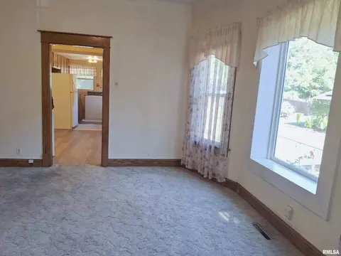 Living - 283 W Walnut St, Canton, IL 61520 photo 3 of 10