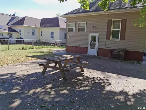 Exterior - 283 W Walnut St, Canton, IL 61520 photo 7 of 15