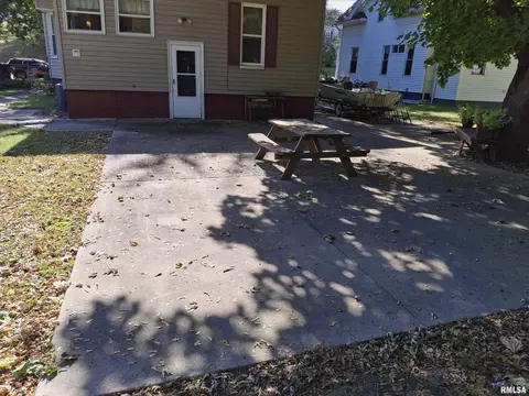 Exterior - 283 W Walnut St, Canton, IL 61520 photo 9 of 15