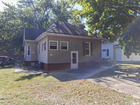 Exterior - 283 W Walnut St, Canton, IL 61520 photo 10 of 15
