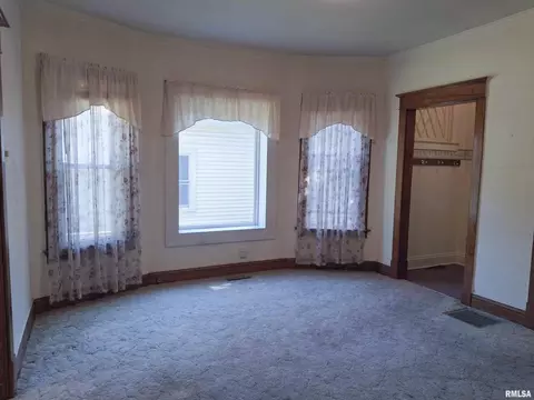Bedroom - 283 W Walnut St, Canton, IL 61520 photo 1 of 9