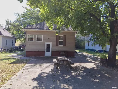 Exterior - 283 W Walnut St, Canton, IL 61520 photo 8 of 15