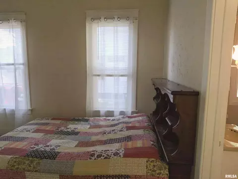 Bedroom - 283 W Walnut St, Canton, IL 61520 photo 5 of 9