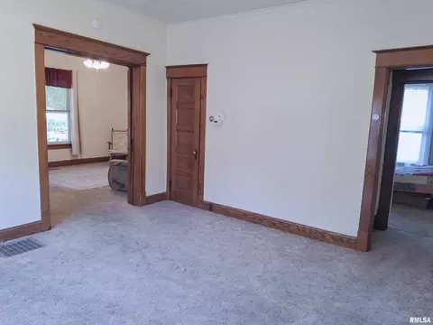 Living - 283 W Walnut St, Canton, IL 61520 photo 2 of 10