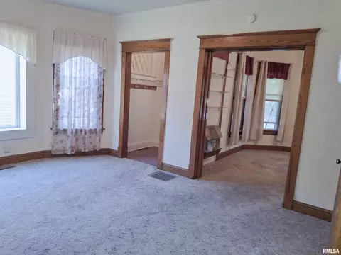 Living - 283 W Walnut St, Canton, IL 61520 photo 5 of 10