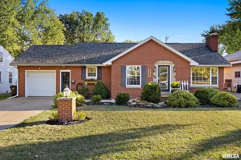 210 E Crestwood St, Morton, IL 61550