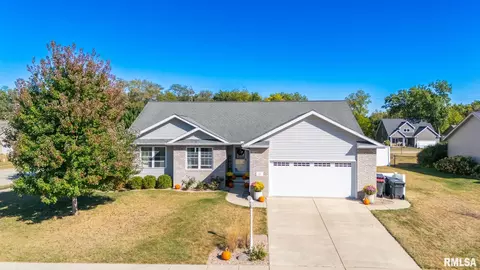 22 Ashwood Ln, Pekin, IL 61554