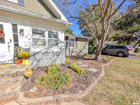 1589 W Water St, Galesburg, IL 61401