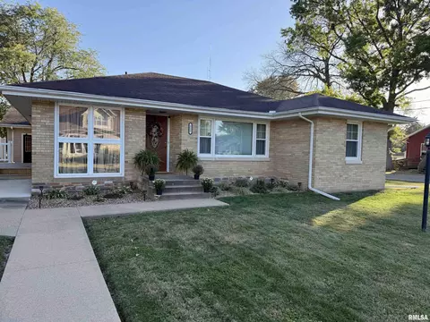 211 W Macarthur Ave, Lewistown, IL 61542
