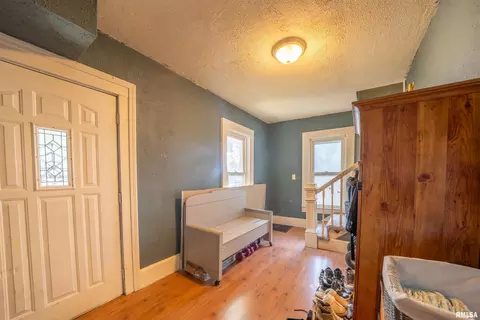 Entry Way - 806 E Monroe St, Bloomington, IL 61701 photo 2 of 3