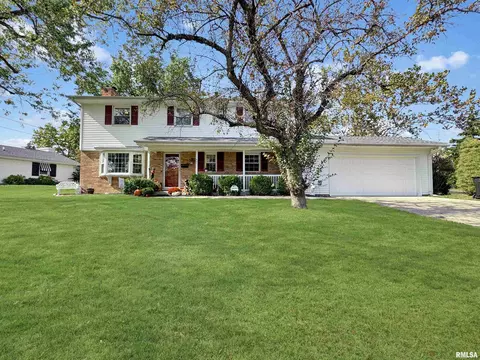 1401 Westgate Rd, Washington, IL 61571