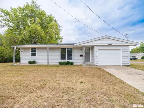 1800 Willow St, Pekin, IL 61554
