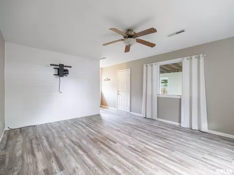 Living - 416 Capri St, Pekin, IL 61554 photo 6 of 7