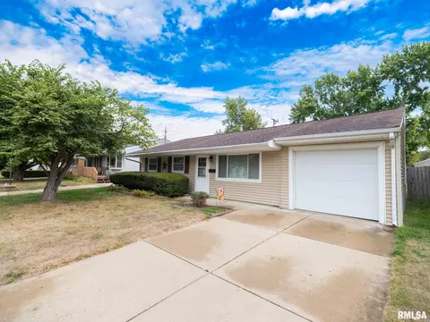 416 Capri St, Pekin, IL 61554