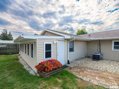 Exterior - 416 Capri St, Pekin, IL 61554 photo 3 of 6