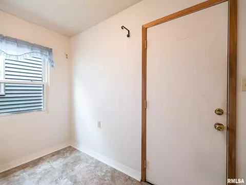 Entry Way - 416 Capri St, Pekin, IL 61554 photo 2 of 2