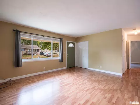 Living - 416 Capri St, Pekin, IL 61554 photo 3 of 7