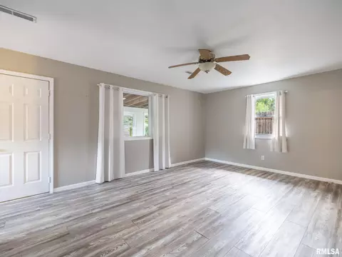 Living - 416 Capri St, Pekin, IL 61554 photo 5 of 7