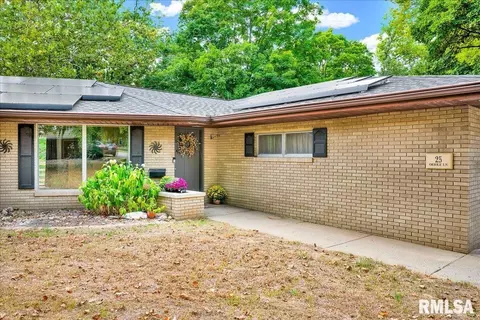25 Oriole Ln, Pekin, IL 61554