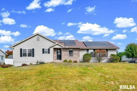 302 Bittersweet Ave, Germantown Hills, IL 61548