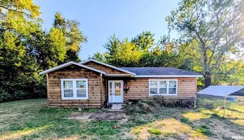 1331 E Pierce St, Macomb, IL 61455