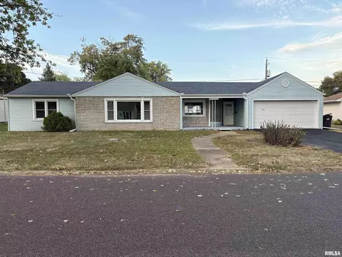 1413 Tennell Rd, Pekin, IL 61554