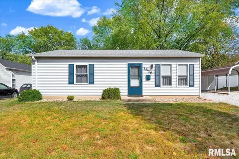 1818 Victoria Dr, Pekin, IL 61554