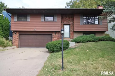 1511 W Queens Court Rd, Peoria, IL 61614