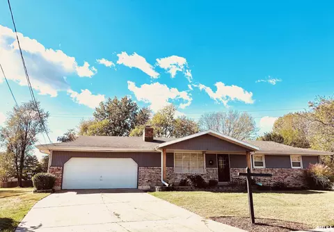 207 Hemlock St, Pekin, IL 61554