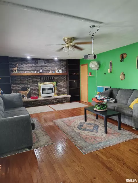 Living - 26588 Maplewood Ln, Canton, IL 61520 photo 2 of 7