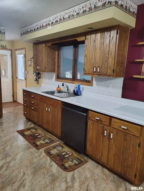 Kitchen - 26588 Maplewood Ln, Canton, IL 61520 photo 4 of 8