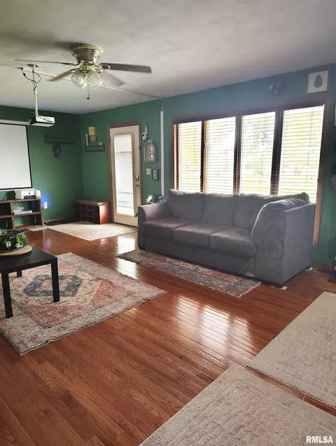 Living - 26588 Maplewood Ln, Canton, IL 61520 photo 3 of 7