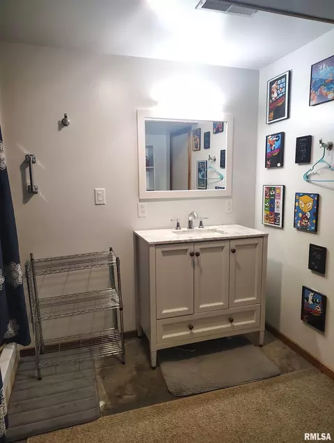 Bath - 26588 Maplewood Ln, Canton, IL 61520 photo 3 of 5