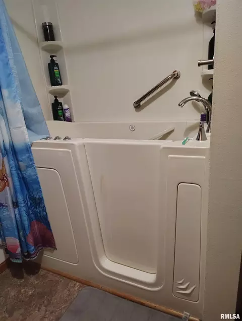 Bath - 26588 Maplewood Ln, Canton, IL 61520 photo 2 of 5